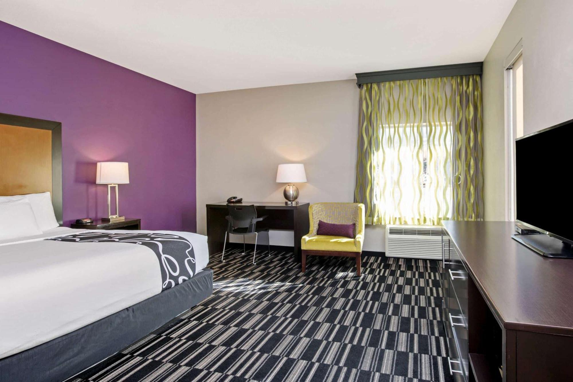 Deluxe King Room with Mobility/Hearing Impaired Access - Non-Smoking