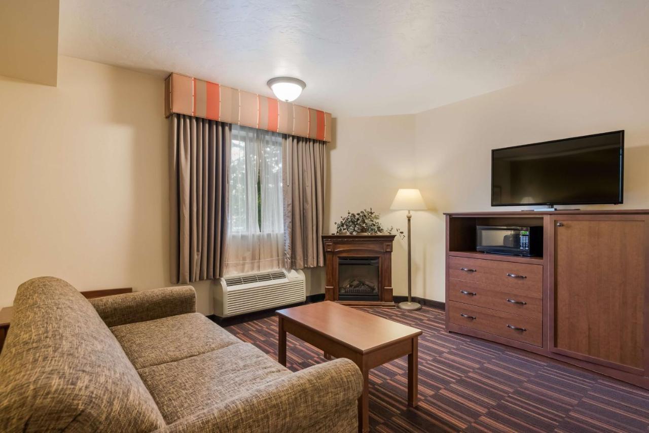 King Suite with Whirlpool - Non-Smoking